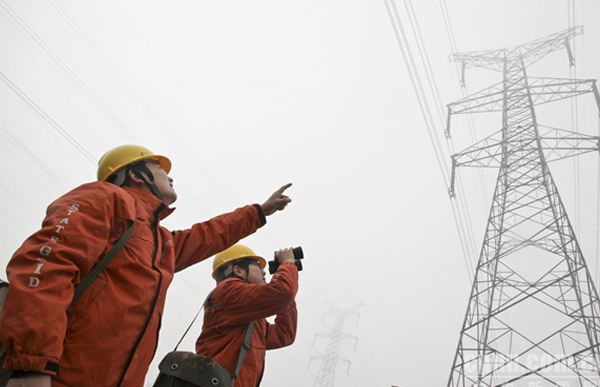 電力工人成就國(guó)家電網(wǎng)運(yùn)輸安全